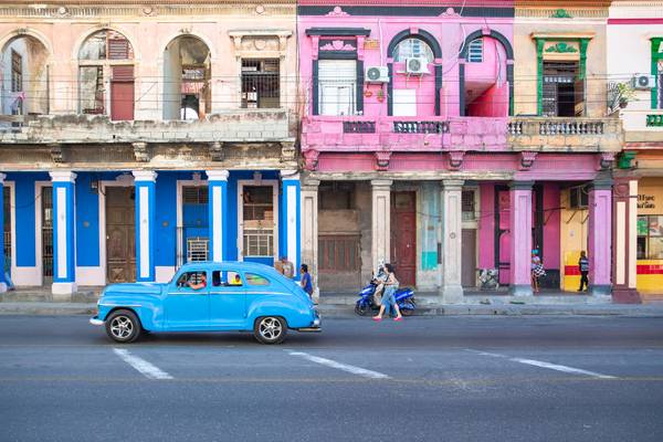 Blue Oldtimer in Old Havana, Cuba. Street in Havanna, Kuba van Miro May