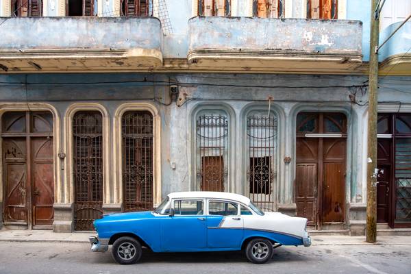 Blue white old-timer in Havana, Cuba, Kuba van Miro May