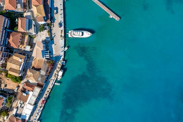 Boot im Port von Sivota. Insel Lefkada in Griechenland. Mediterran van Miro May