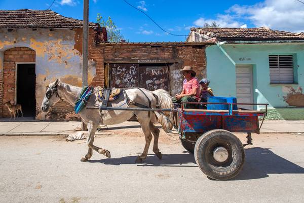 Horse-drawn carriage in Trinidad, Cuba, Street in Kuba van Miro May
