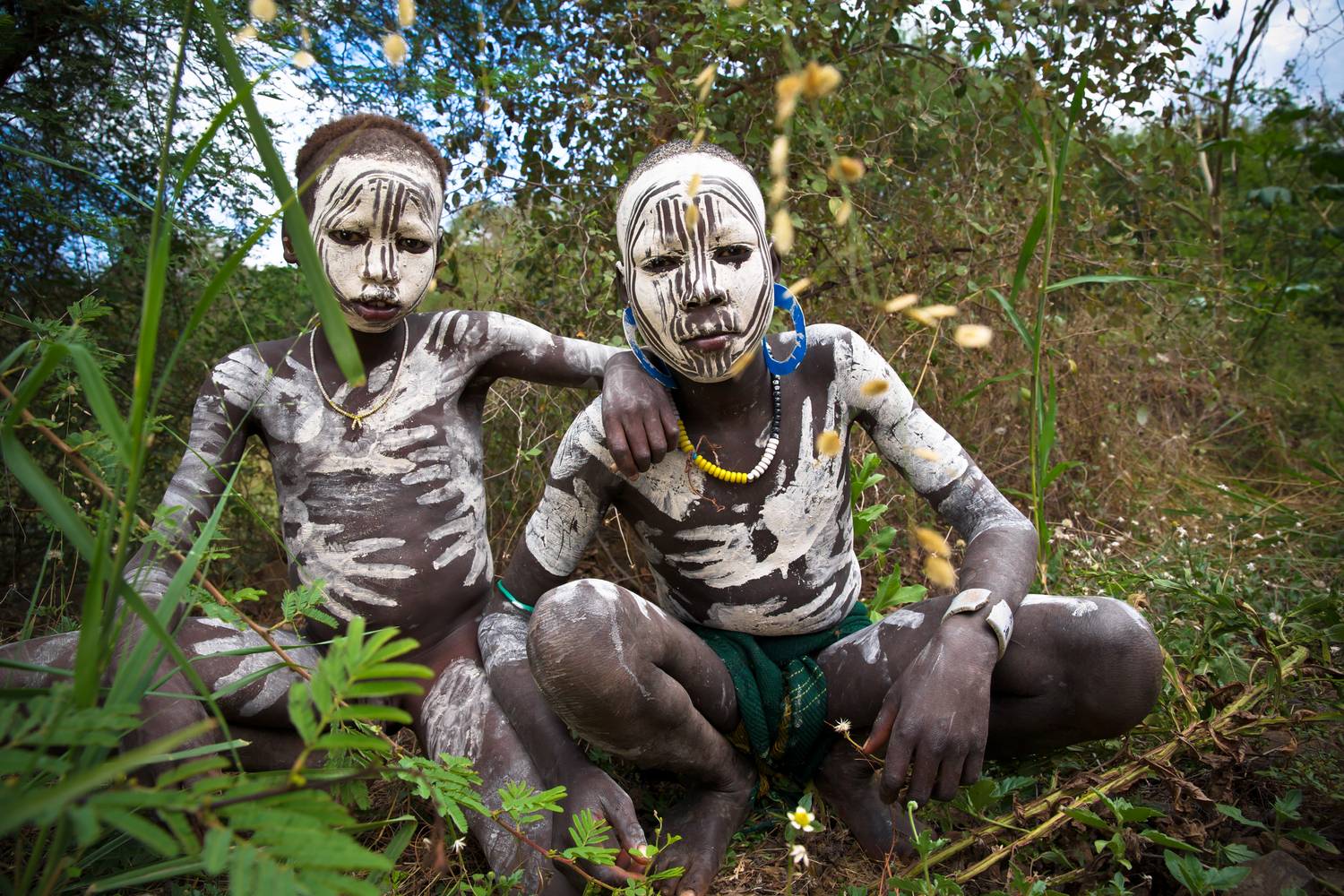 Kinder aus dem Mursi Stamm in Äthiopien, Afrika. van Miro May