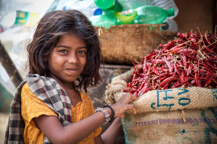 Mädchen und Chilis in Bangladesch, Asien  van Miro May