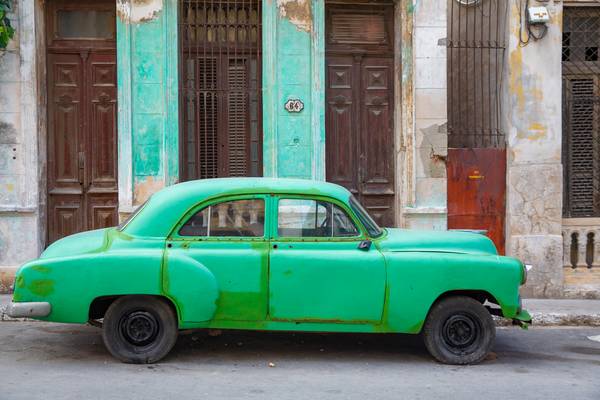 Oldtimer in Havana, Cuba. Street in Old Havana, Kuba van Miro May