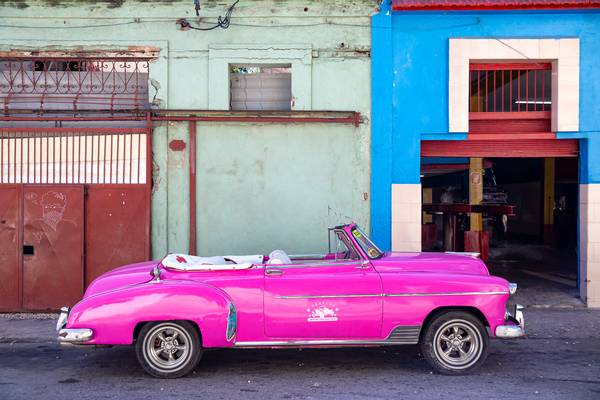 Pink cadillac in Havana, Cuba. Auto in Havanna, Kuba van Miro May