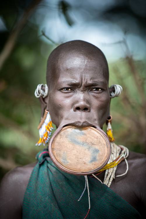 Porträt alte Frau aus dem Suri / Surma Stamm mit Lippenteller in Omo Valley, Äthiopien, Afrika van Miro May