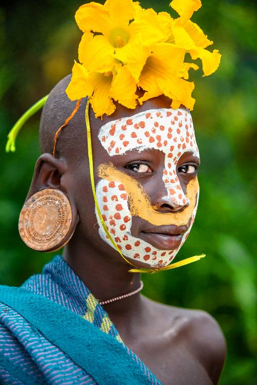 Porträt Frau mit Blume aus dem Suri / Surma Stamm in Omo Valley, Äthiopien, Afrika van Miro May