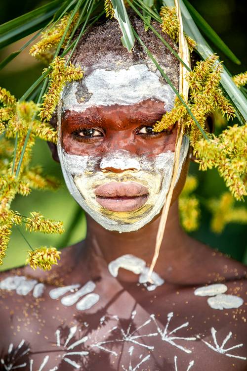 Porträt Junge aus dem Suri / Surma Stamm in Omo Valley, Äthiopien, Afrika van Miro May