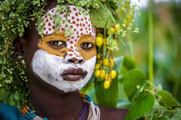 Porträt junge Frau aus dem Suri / Surma Stamm in Omo Valley, Äthiopien, Afrika van Miro May