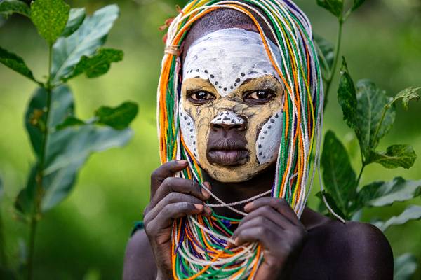 Porträt junges Mädchen aus dem Suri / Surma Stamm in Omo Valley, Äthiopien, Afrika van Miro May