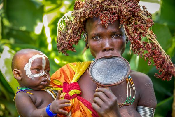 Porträt Mutter und Baby aus dem Suri / Surma Stamm in Ono Valley, Äthiopien, Afrika van Miro May