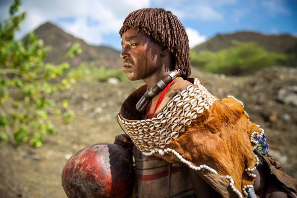 Porträt verheiratete Frau aus dem Hamer Stamm in Omo Valley, Äthiopien, Afrika van Miro May