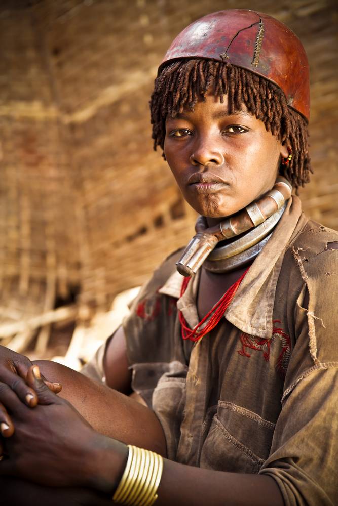 Portrait einer Frau aus dem Hamer Stamm in Omo Valley, Äthiopien, Afrika van Miro May