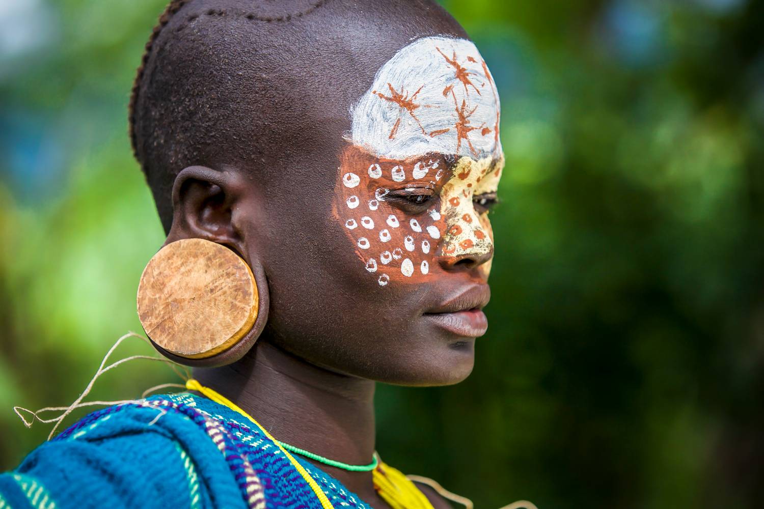 Portrait einer Frau aus dem Suri Stamm in Äthiopien, Afrika. van Miro May