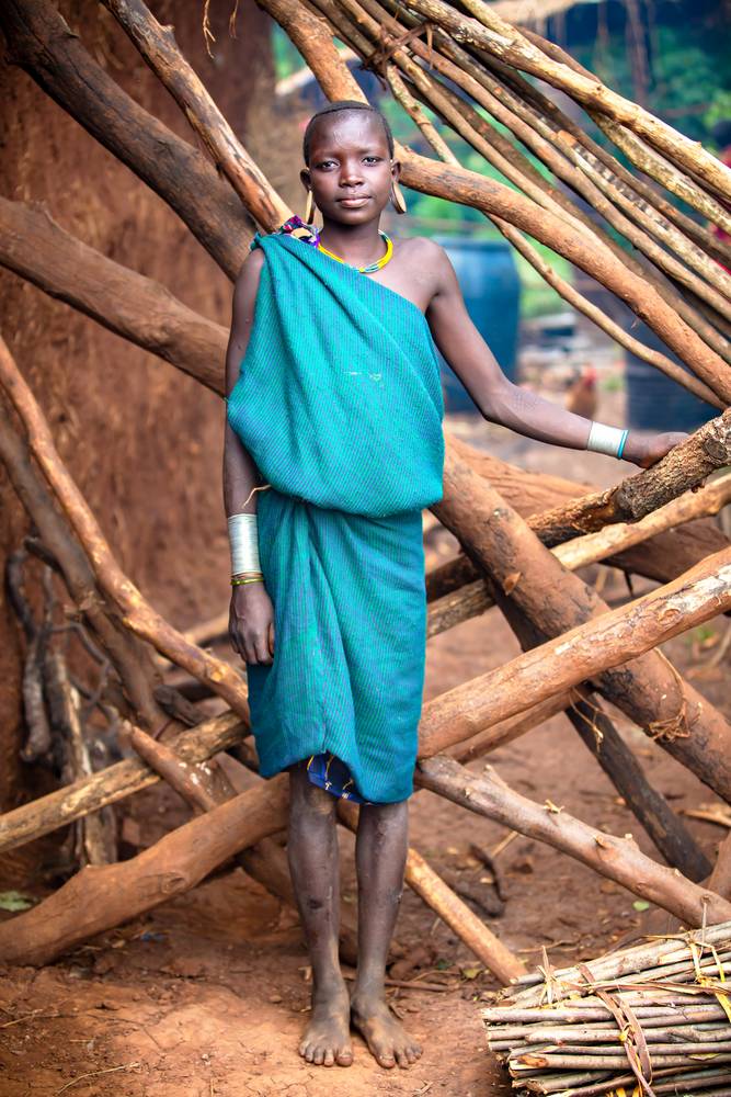 Portrait einer Frau in Omo Valley, Suri Stamm Äthiopien, Afrika van Miro May