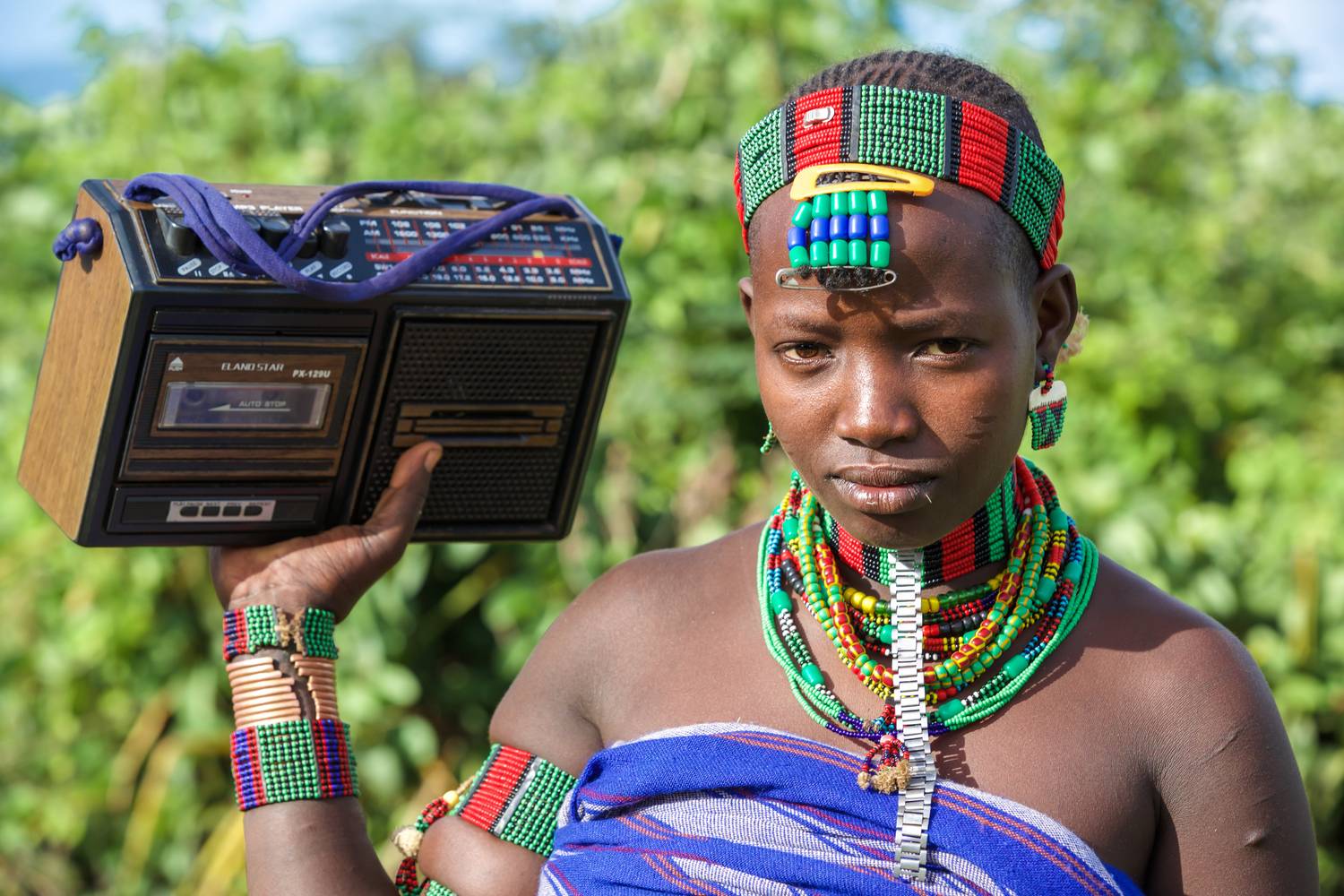 Portrait Frau, Musik in Omo Valley, Äthiopien, Afrika van Miro May