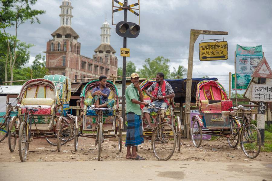 Rikscha Stand in Bangladesch, Asien van Miro May
