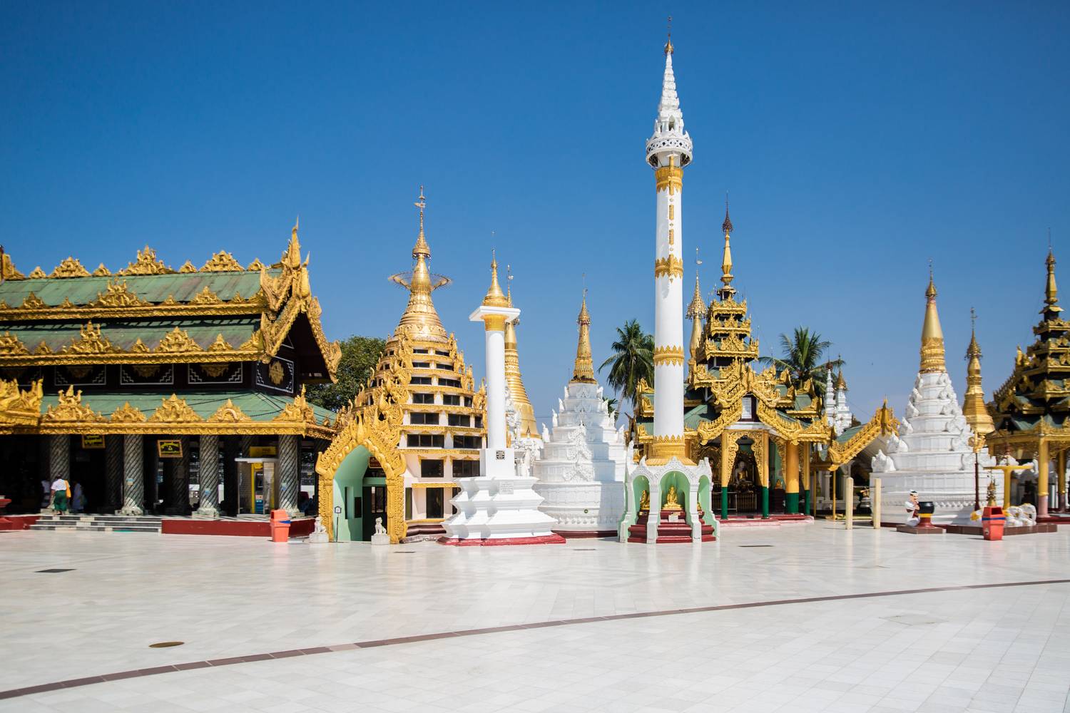 Shwedagon Pagode, Buddhismus in Yangon, Myanmar (Burma) van Miro May