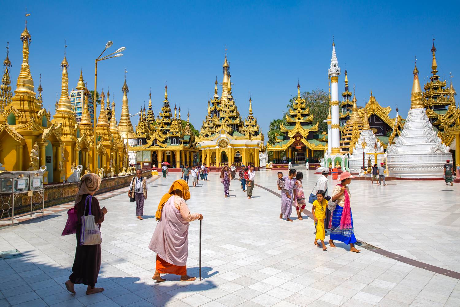 Shwedagon-Pagode in Yangon, Myanmar (Burma) van Miro May