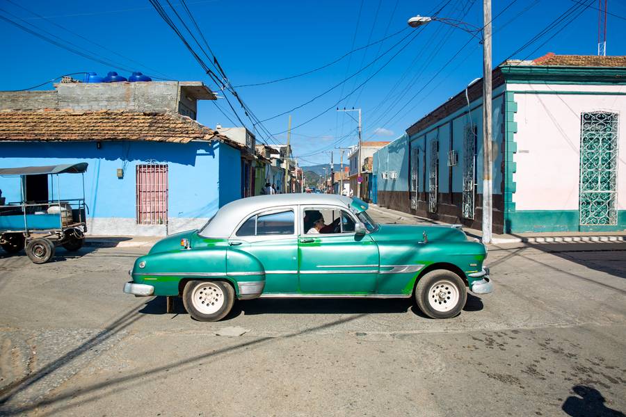 Straßenkreuzung in Trinidad, Cuba van Miro May