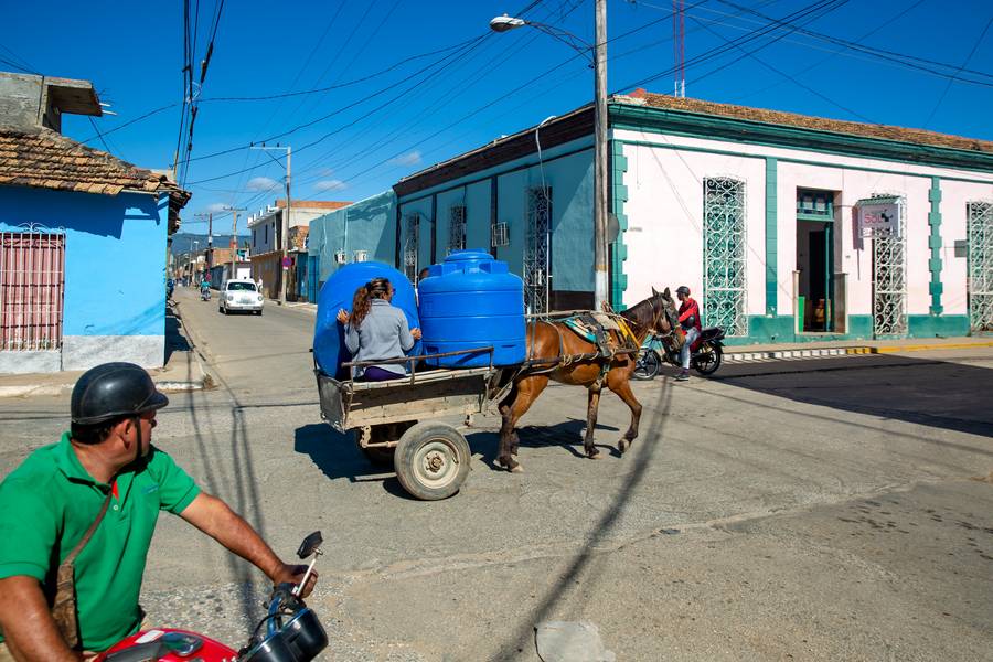 Straßenkreuzung in Trinidad, Cuba II van Miro May