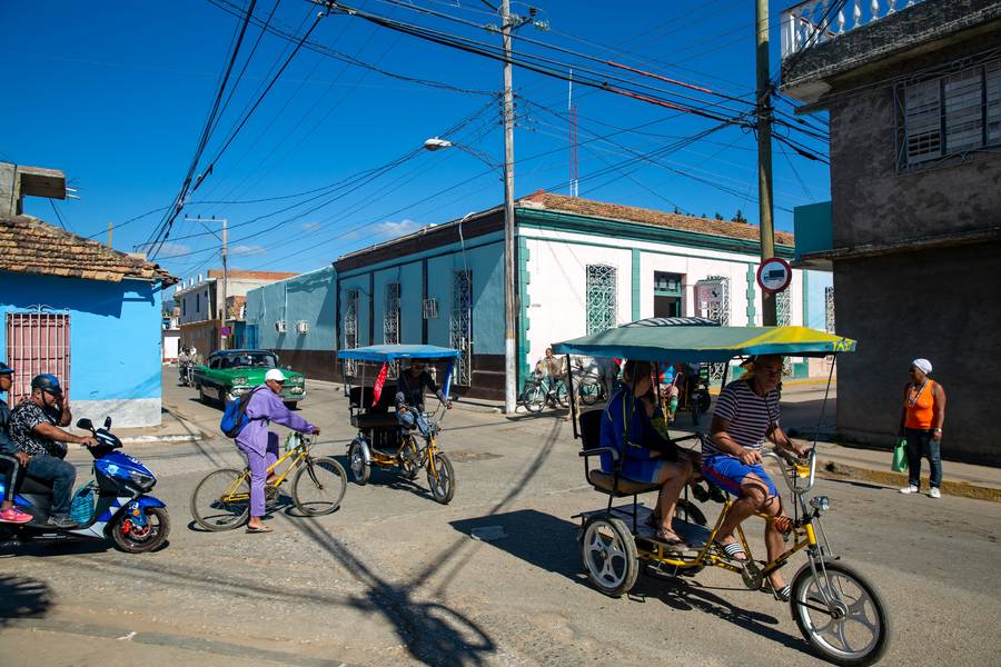 Straßenkreuzung in Trinidad, Cuba III van Miro May