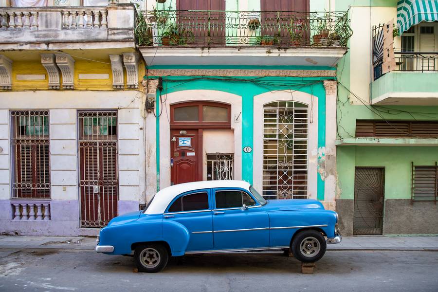 Strassenwerkstatt in Havana, Cuba van Miro May