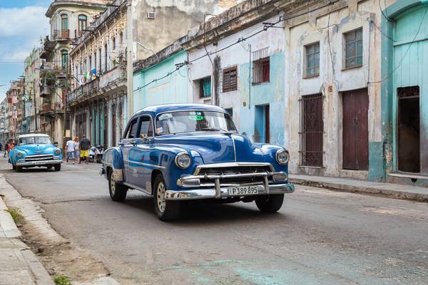 Street in Old Havana, Cuba. Oldtimer in Havanna, Kuba van Miro May