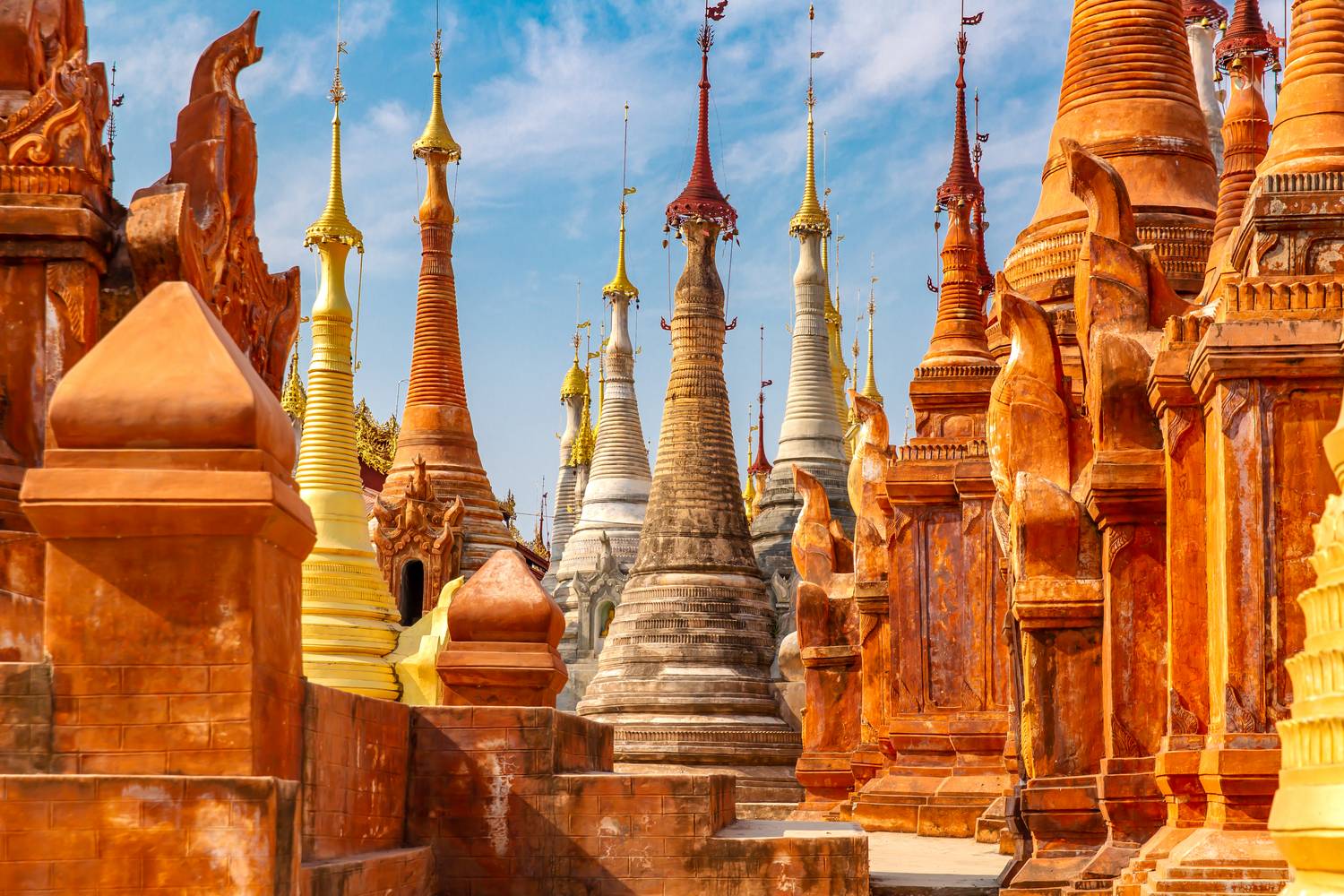 Tempel und Pagoden am Inle See in Myanmar (Burma) van Miro May