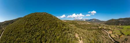 Berglandschaft aus der Vogelperspektive, Drohne auf Lefkada, Griechenland
