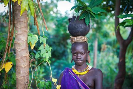 Porträt junge Frau im Garten, Suri / Surma Stamm, Omo Valley Äthiopien, Afrika