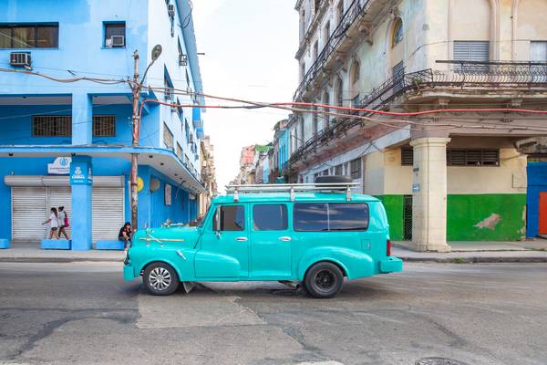 Turquoise Oldtimer in Havana, Cuba. Street in Havanna, Kuba. van Miro May