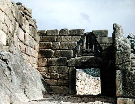 View of the Lion Gateway at the entrance to the palace (photo) van Mycenaean