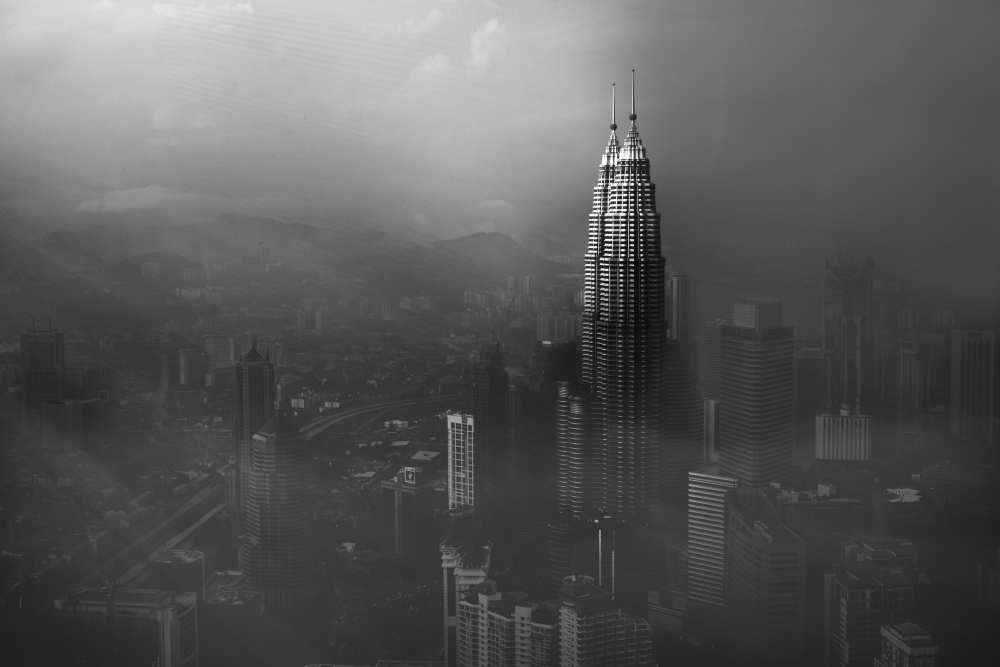 Petronas Towers in a Foggy Afternoon van Nader El Assy