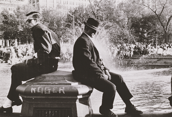 Two Men Sitting Back to Back Near Washington Square Park Fountain, Untitled 9 van Nat Herz