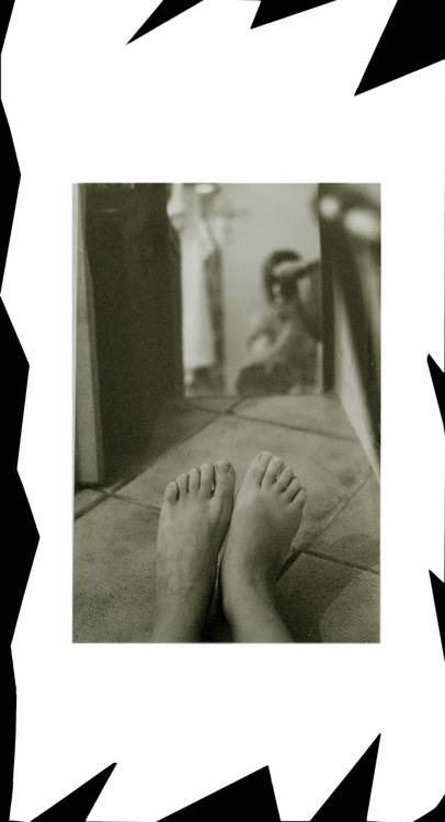 moi les pieds dans le miroir van Luisa Neige