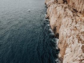 Blick auf das Meer vor der Neptungrotte in Sardinien