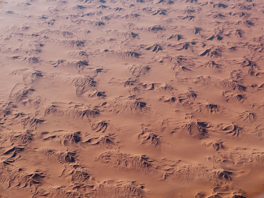 Blick auf die Sahara Wüste in Afrika aus dem Flugzeug van Laura Nenz