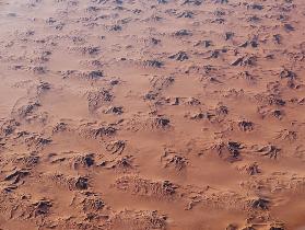 Blick auf die Sahara Wüste in Afrika aus dem Flugzeug