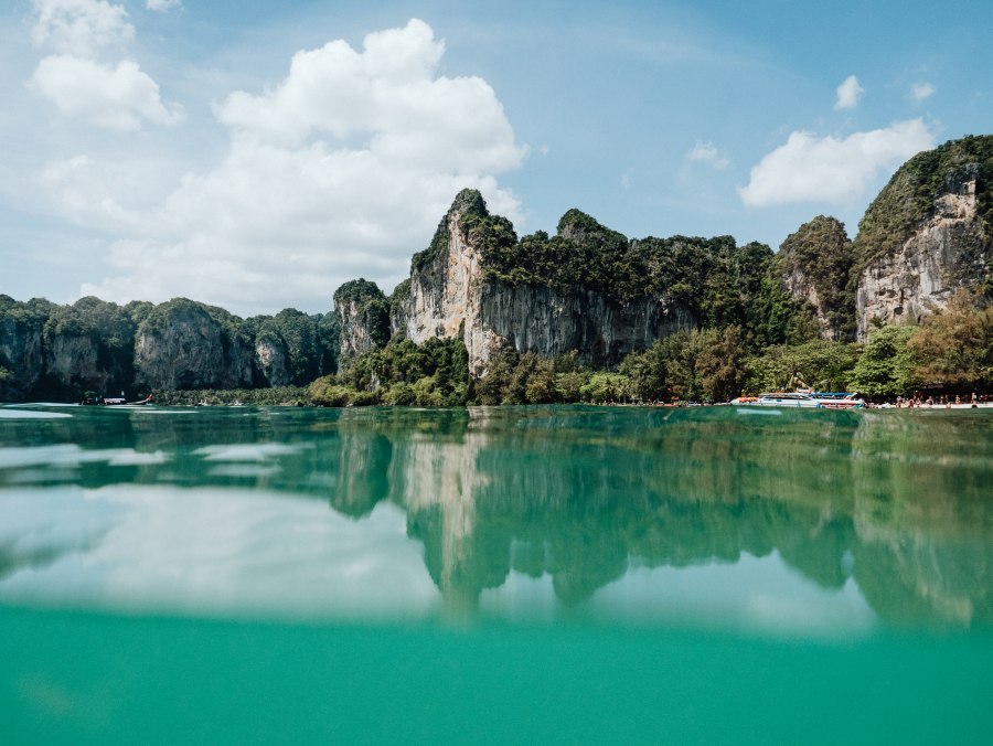 Blick auf Rai Leh vom Wasser, Thailand van Laura Nenz