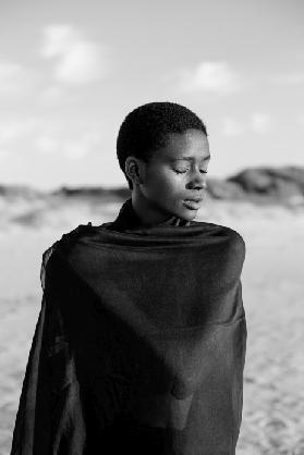 Vrouw op het strand van Noordhoek, bij Kaapstad