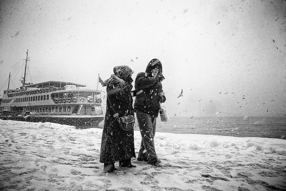 While the snow flakes in Karaköy are snowing van Nihal Eken