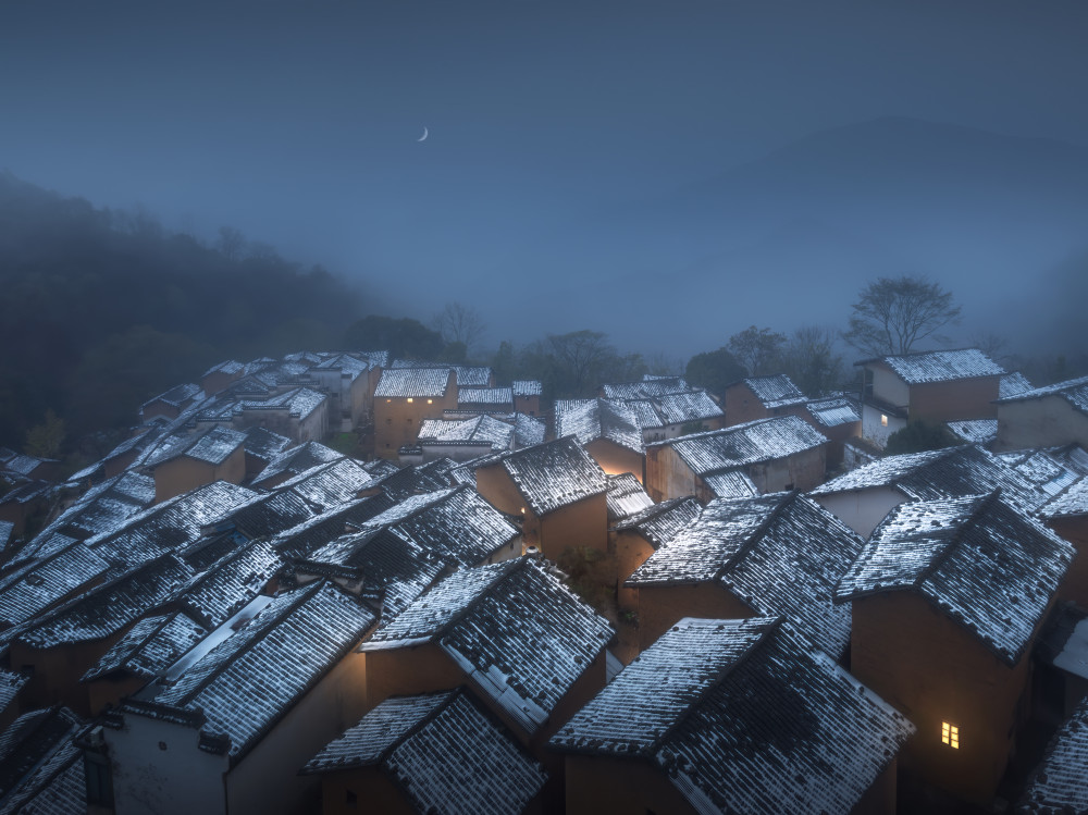 Snow at night and ancient villages van NingYun Ye
