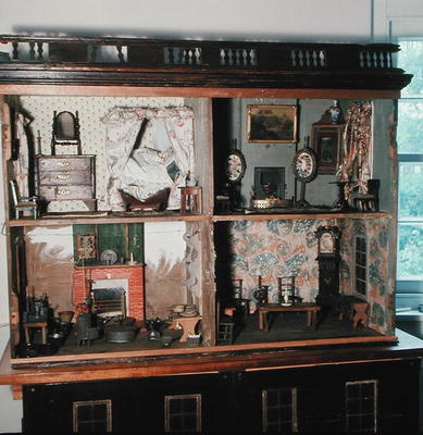 English Doll's House with original contents and wallpaper, c.1800 van 