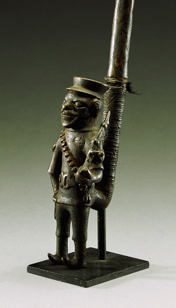 A Cameroon Brass Pipe, Of Bamun Style Depicting A Bearded German Soldier van 