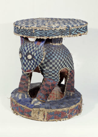 A Fine Cameroon Beaded Stool, The Support Carved As A Leopard, 19th Century van 