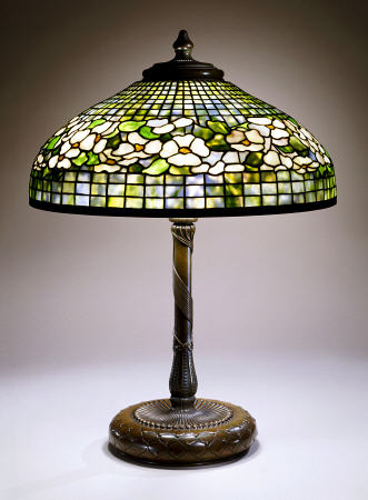 A Fine ''Dogwood'' Leaded Glass And Bronze Table Lamp van 