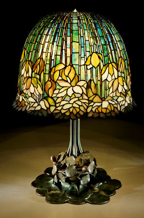 A Fine & Important ''Pond Lily'' Leaded Glass & Bronze Table Lamp van 