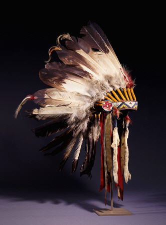 A Fine Sioux War Bonnet, Sewn With Twenty-Nine Eagle Feathers van 