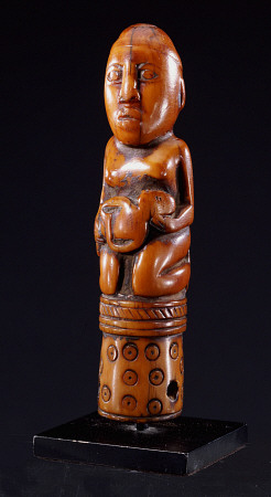 A Kongo Ivory Staff Finial Depicting A Kneeling Female Figure Holding A Child van 
