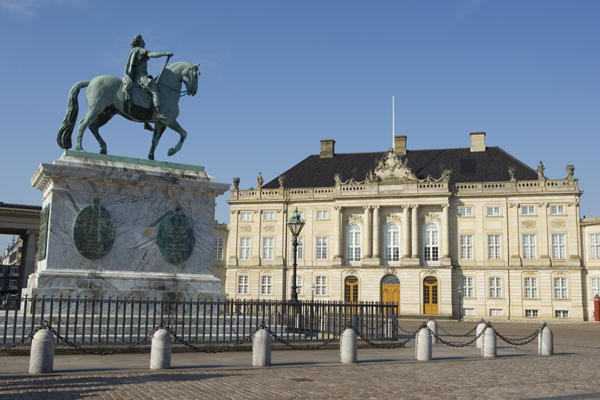 Amalienborg Palace and Square with the equestrian statue of King Frederick V (1723-66) (photo)  van 